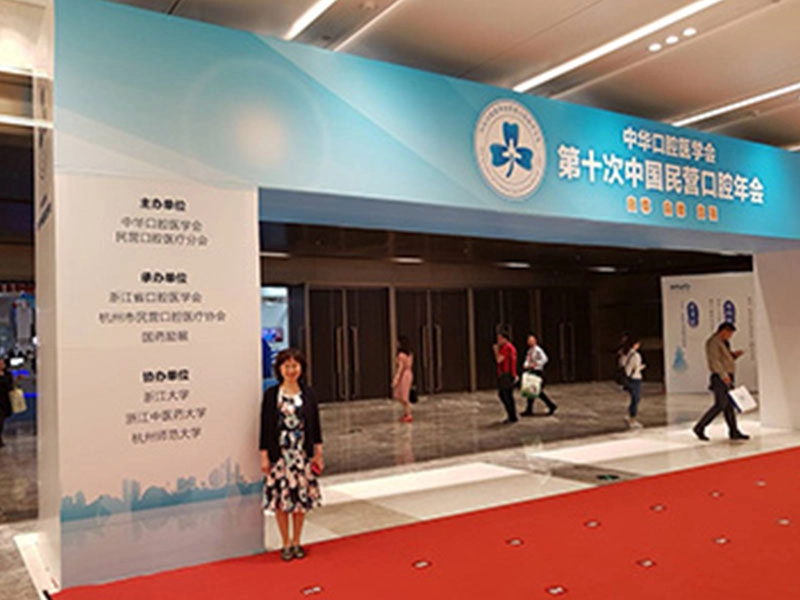 2017年西湖正畸國際論壇，羅醫師教授於中國杭州演講，受到熱烈歡迎與讚賞