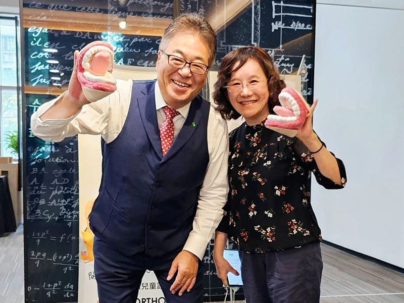 【羅秋美教授製作出品 - 口腔肌功能訓練布偶】送給PreOrtho的研發設計者大塚醫師