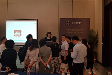 2017年西湖正畸國際論壇，羅醫師教授於中國杭州演講，受到熱烈歡迎與讚賞